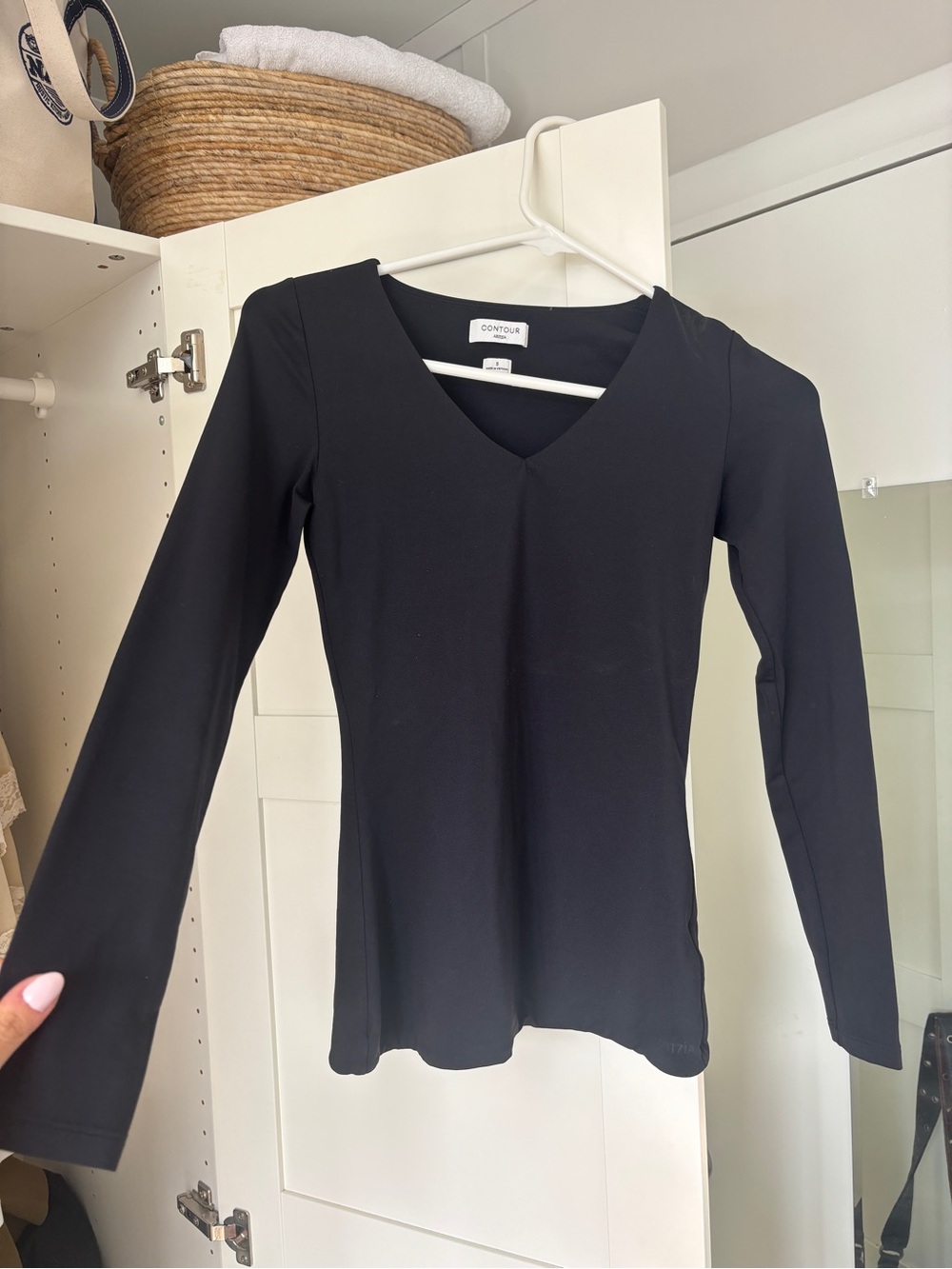 Black Aritzia Contour V-Neck Long Sleeve Top
